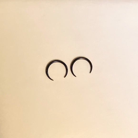 Black Septum Pincher Ring 16g 8mm & 10mm - Picture 2 of 4